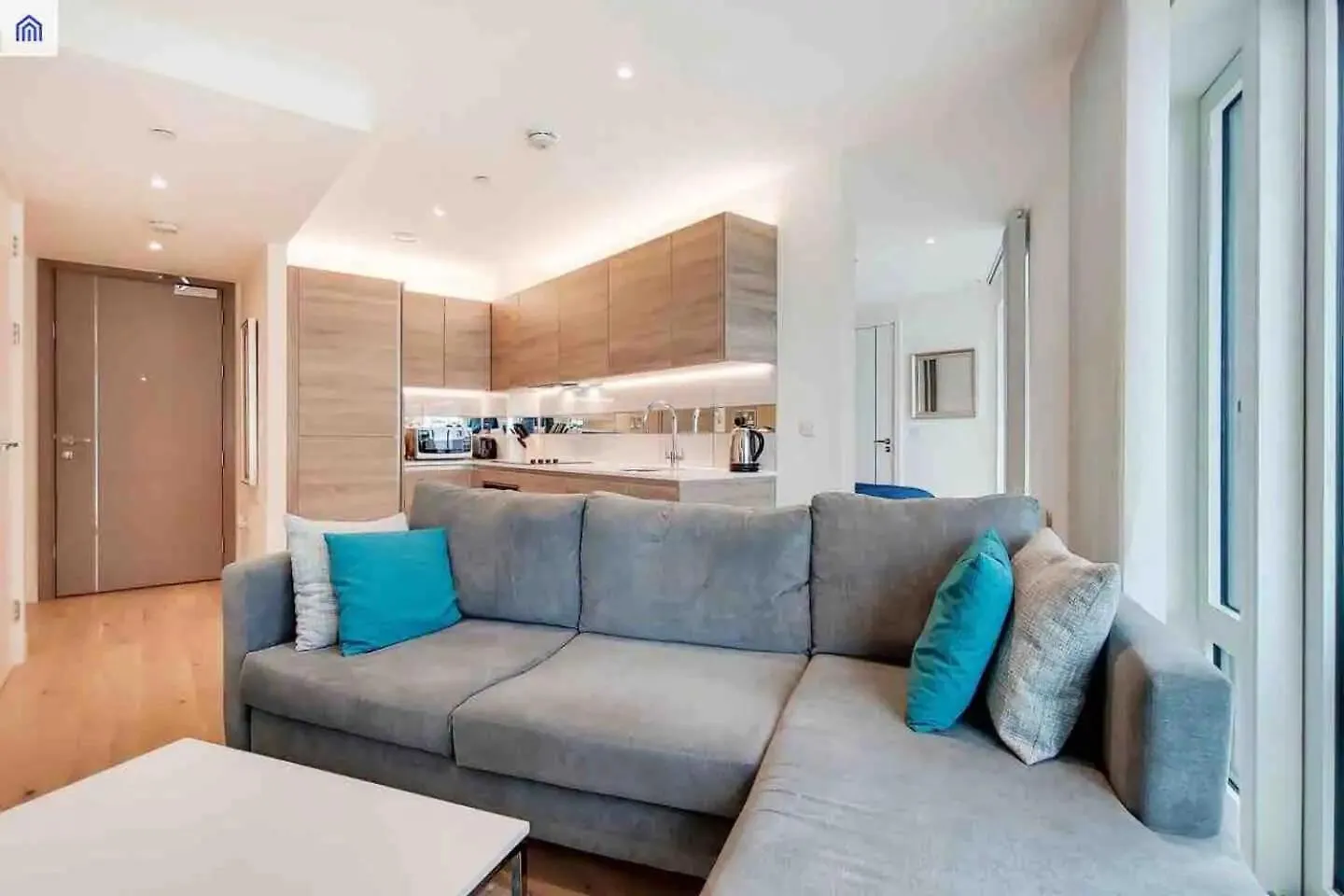 Luxury 1 Bed Apartment With Balcony London